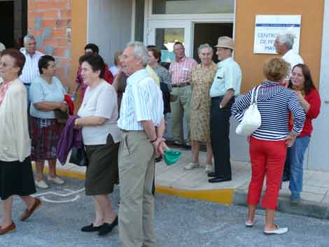 Participantes en el Intercambio a las puertas del Centro Social de Personas Mayores de San Tirso de Abres